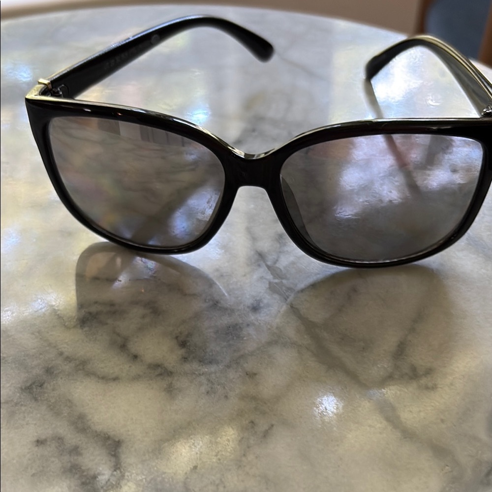 Black Cat-Eye Sunglasses with Sleek Design